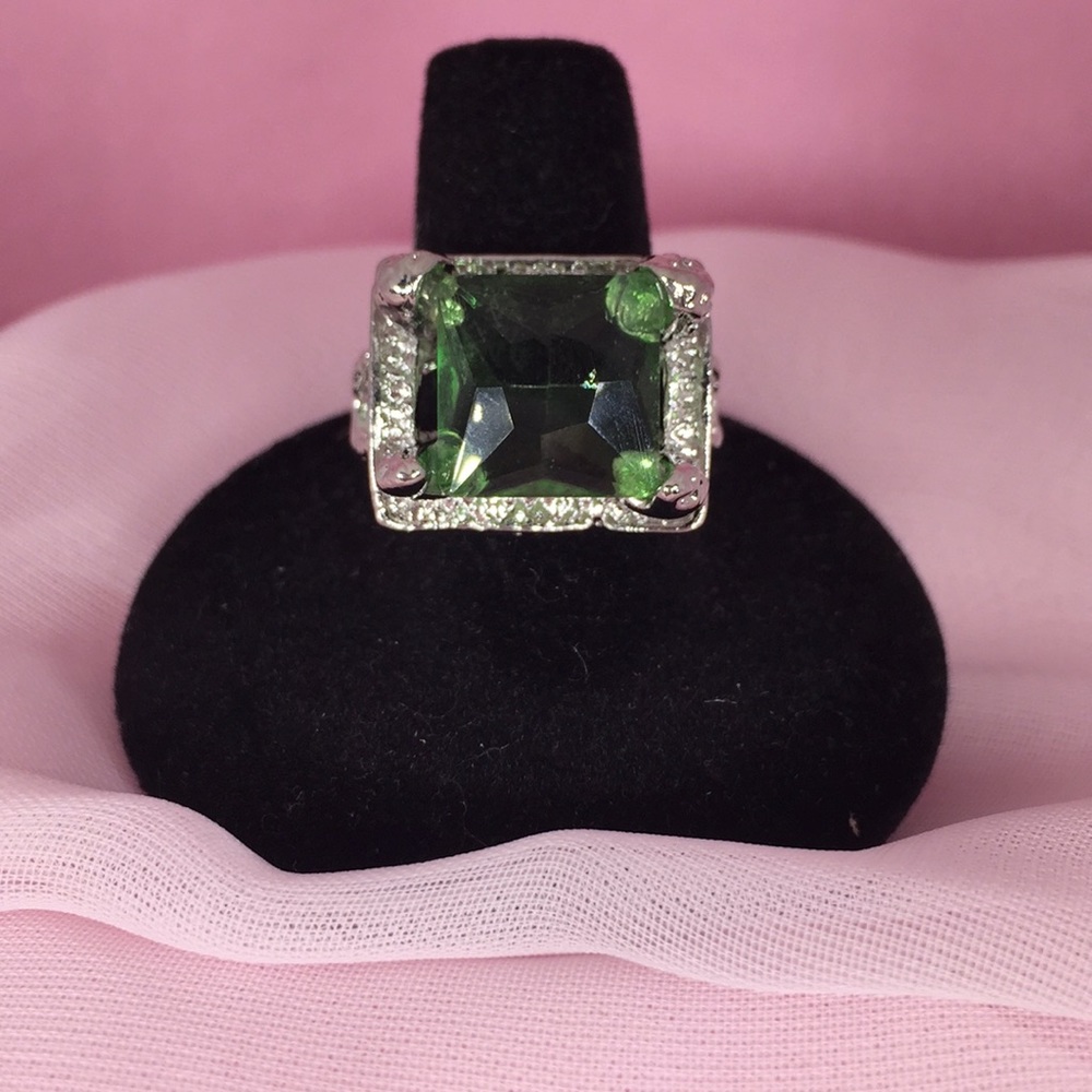 SILVER TONE RING WITH SQUARE GREEN GEMSTONE - Picture 4 of 7